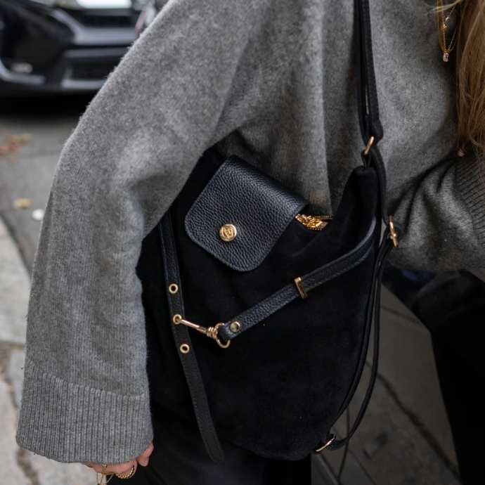 CASANOVA Femme avec sac à main en suède