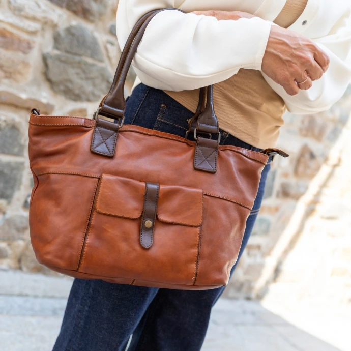 RUFFINO Femme avec sac à main en cuir