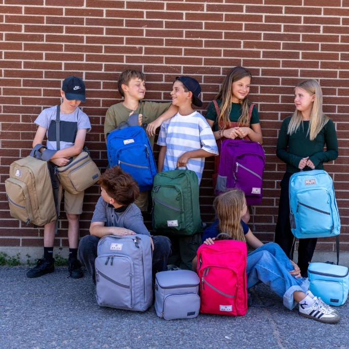 Groupe d'enfants avec sacs à dos